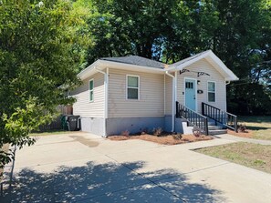 Exterior - Charming 3-bedroom house in lovely Charlotte near uptown and airport. Sleeps 8!! (Charlotte)