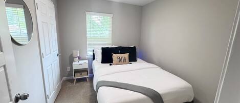 3 habitaciones, tabla de planchar con plancha, wifi y ropa de cama