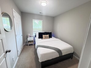 3 bedrooms, iron/ironing board, WiFi, bed sheets - Charming 3-bedroom house in lovely Charlotte near uptown and airport. Sleeps 8!! (Charlotte)
