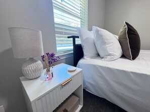 3 bedrooms, iron/ironing board, WiFi, bed sheets - Charming 3-bedroom house in lovely Charlotte near uptown and airport. Sleeps 8!! (Charlotte)