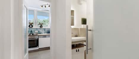 Fridge, oven, stovetop, dishwasher
