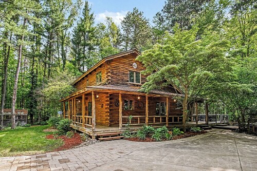 Log Lodge with Hot Tub, Arcade & Movie Theater