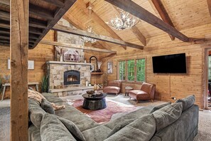 Smart TV, chimenea, videojuegos y libros 
