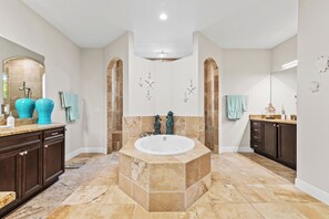 Douche, sèche-cheveux, serviettes fournies, papier toilette