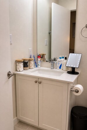 Een haardroger, zeep, toiletpapier
