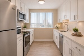 Quarto clássico | Cozinha privada | Geladeira, micro-ondas, fogão, cooktop