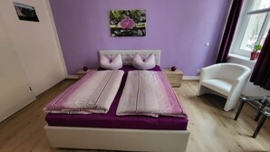 A bedroom with a bed, a chair, and a window. - Beautiful Vacation Rental in Dresden (Dresden)