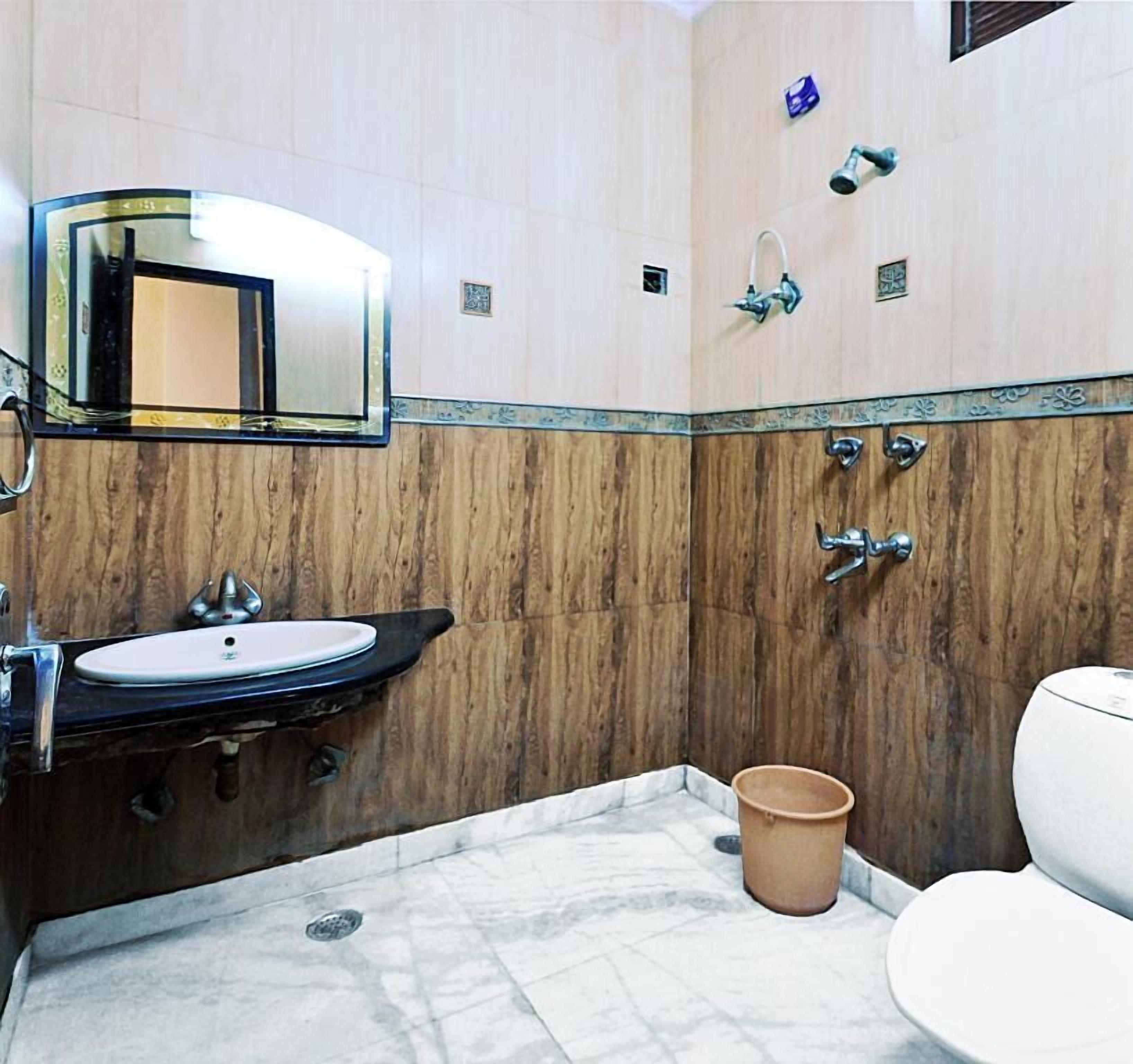 Een douche, gratis toiletartikelen, handdoeken, zeep