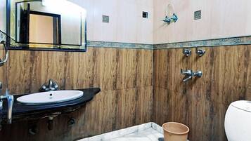 Een douche, gratis toiletartikelen, handdoeken, zeep