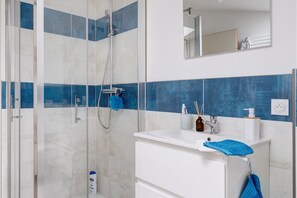 Ducha, secador de pelo y toallas