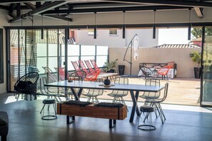 Outdoor dining - Vrbo Property (Bandol)