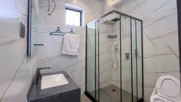 Shower, hair dryer, bidet, towels