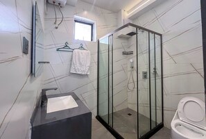 Bathroom - Spacious & Convenient 1br Kisaasi,Kampala with AC & Power backup (Kampala)
