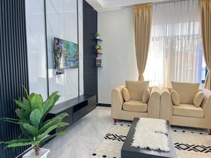 Living area - Spacious & Convenient 1br Kisaasi,Kampala with AC & Power backup (Kampala)