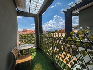 Outdoor dining - Spacious & Convenient 1br Kisaasi,Kampala with AC & Power backup (Kampala)