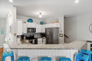 Fridge, microwave, oven, stovetop - Flamingo Cove |New Listing|Private Beach Access | 4BR Luxury Home (Miramar Beach)
