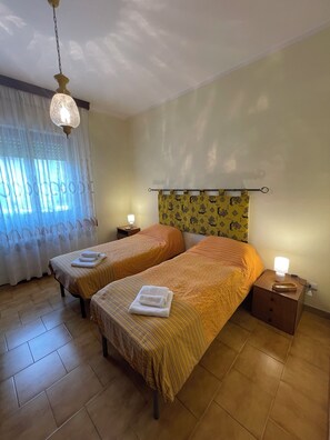 Iron/ironing board, Internet, bed sheets