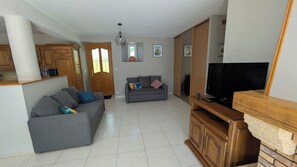TV, table football, books - Gite 15 le gage (10 people) bay Mont saint Michel (Avranches)