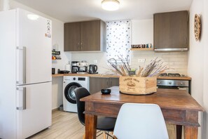 Refrigerador con freezer, horno, placa de cocina, cafetera expreso