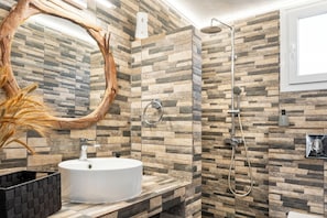 Maison, vue sur la cour intérieure | Salle de bain | Articles de toilette (gratuits), séchoir à cheveux, serviettes fournies