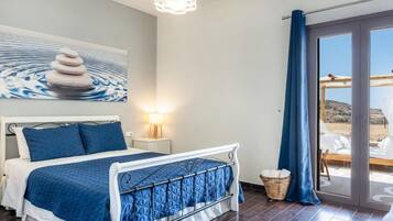 In-room safe, soundproofing, iron/ironing board, free WiFi