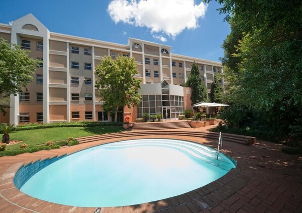 Outdoor pool - StayEasy Eastgate (Johannesburg)
