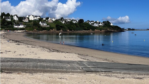 A coastal beach with houses, a clear sky, and calm water. - RESPIRER A DEUX EN FINISTERE NORD (Taulé)