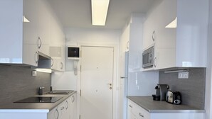 Wasserkocher mit Kaffee-/Teezubehör, Kühlschrank, Mikrowelle, Toaster