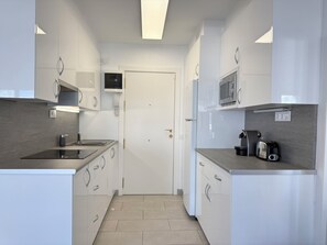 Wasserkocher mit Kaffee-/Teezubehör, Kühlschrank, Mikrowelle, Toaster