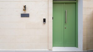 A green door with a nameplate and a doorbell. - Casa Elana Holiday Gozitan Home (Xaghra)