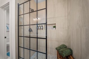 Douche, sèche-cheveux, serviettes fournies, savon