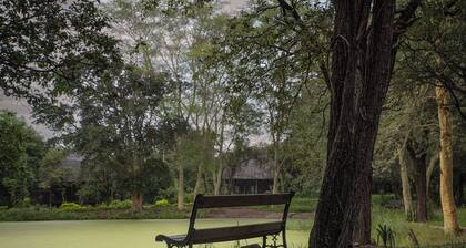 5 Minutes to the Kruger National park gate. Nice quietly Family- sized Villa.