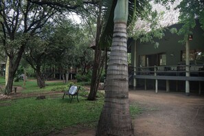 Terrace/patio - 5 Minutes to the Kruger National park gate. Nice quietly Family- sized Villa. (Phalaborwa)