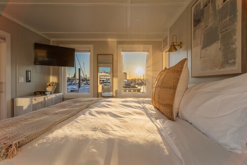 FLOHOM 16 Luxe Houseboat with Manhattan Skyline VIews