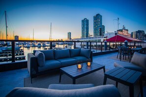 Outdoor dining - FLOHOM 16 Luxe Houseboat with Manhattan Skyline VIews (Jersey City)