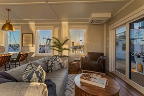 TV, books, stereo - FLOHOM 16 Luxe Houseboat with Manhattan Skyline VIews (Jersey City)