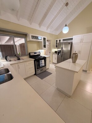 Private kitchen - 3-bedroom house in Ocho Rios, Richmond Estate with private pool (Plantation Village)