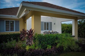 Outdoor dining - 3-bedroom house in Ocho Rios, Richmond Estate with private pool (Plantation Village)