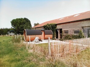 Exterior - Unusual barrel in the middle of nature (La Ferté-en-Ouche)