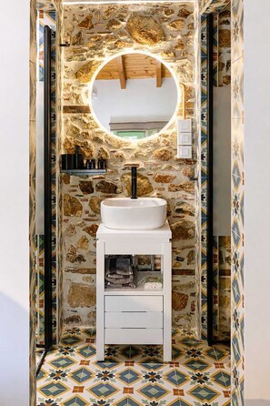 Dusche, Haartrockner, Handtücher, Shampoo