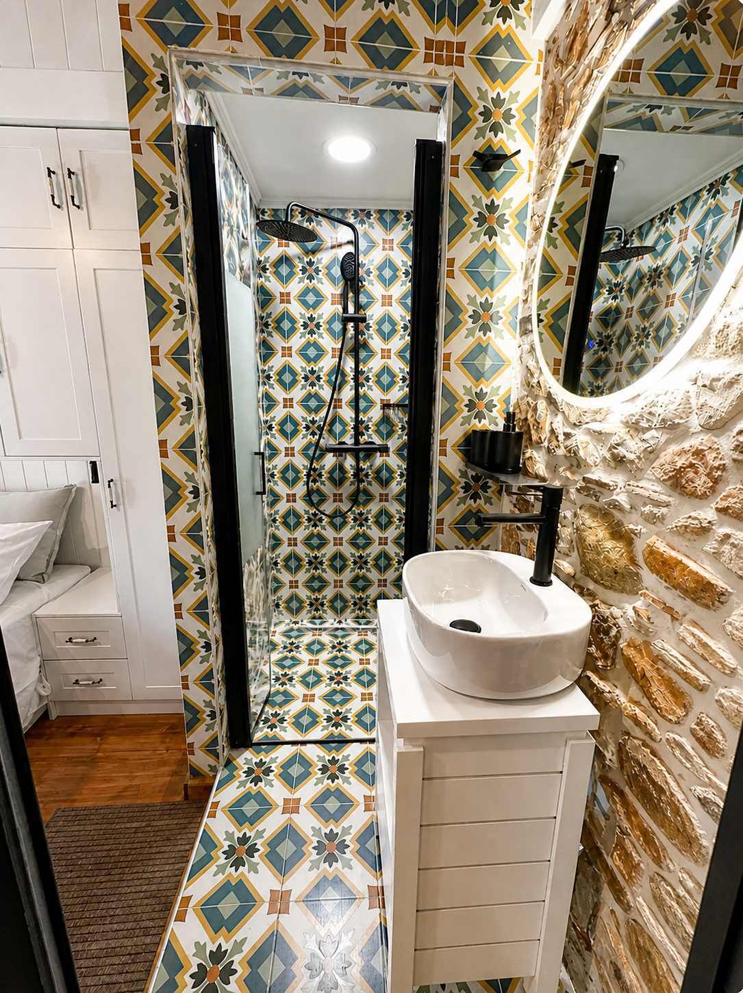 Shower, hair dryer, towels, shampoo