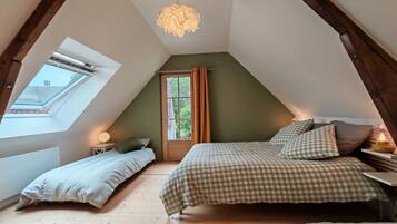 Iron/ironing board, WiFi, bed sheets