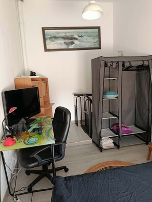 3 bedrooms, iron/ironing board, free WiFi, bed sheets