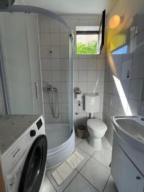 Chuveiro, secador de cabelo, toalhas de banho 