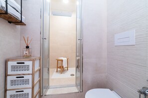 Shower, bidet, towels, shampoo - Villa Euphorbia by Rentbeat (Ostuni)