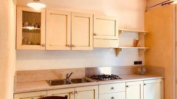 Apartamento clásico, vistas al jardín | Cocina privada | Trona infantil