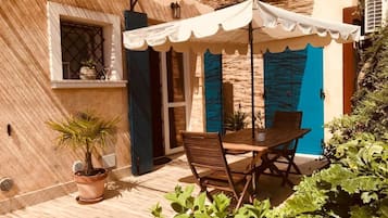 Monolocale, patio, vista giardino | Ristorazione all'aperto