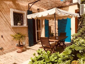 Studio, patio, vue jardin | Restauration extérieure