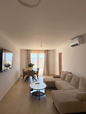 Smart TV - Beautiful, spacious, peaceful family apartment. (Ajaccio)