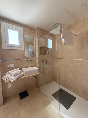 Shower, hair dryer, towels, soap - Beautiful, spacious, peaceful family apartment. (Ajaccio)